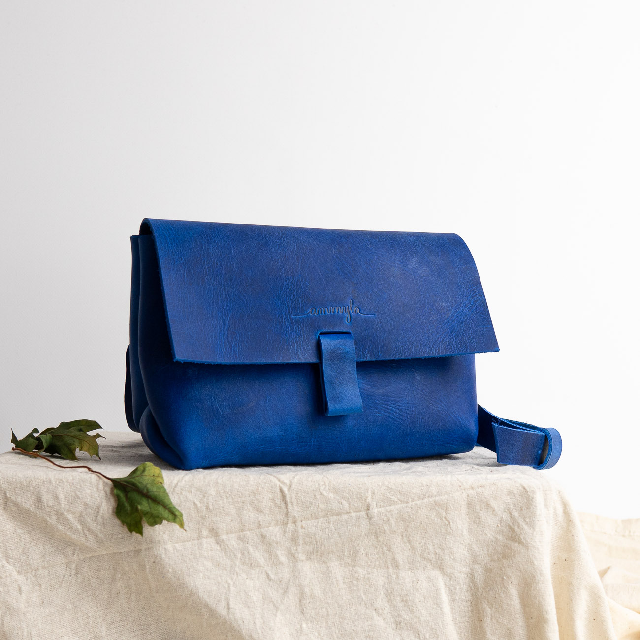 Kožená kabelka Dori Raw (crazy modrá)