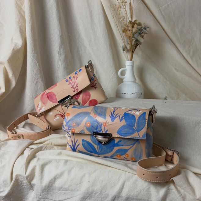 Ja som vám sľúbilla do Vianoc ešte nejaké maľované kabelky🎅🎄 Vlastne vám viem ponúknuť už len jednu kabelku…tá s bordovým...