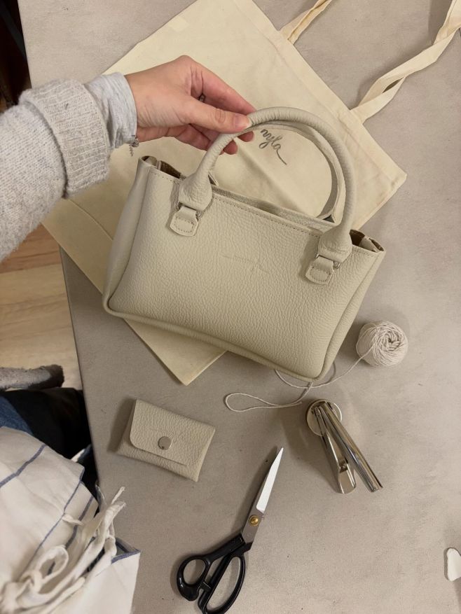 Rada si fotím drobnosti, ktoré by inokedy zmizli bez povšimnutia. Vzor kroja, detaily výroby, architektúru, ruky v práci....